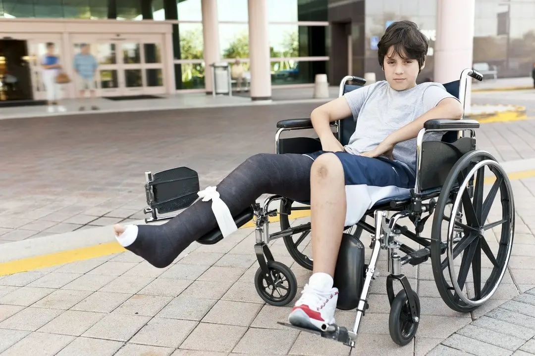chłopiec ze złamaną nogą